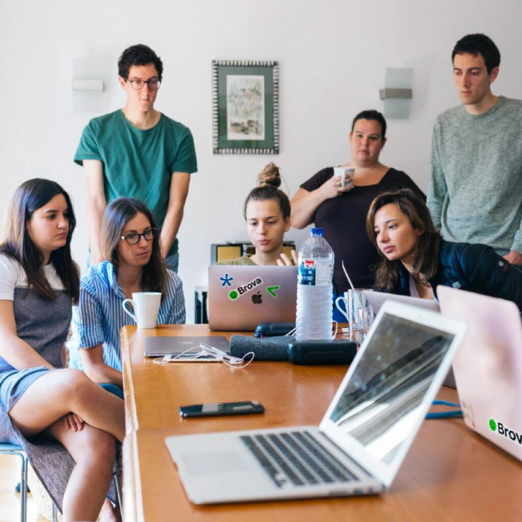 Equipo de Brova Digital trabajando juntos en un nuevo proyecto.